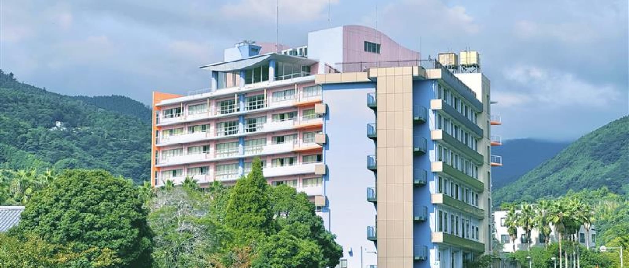 山あいに建つ熱川温泉病院