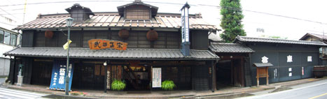 通りに面した武甲酒造の歴史的な店舗外観