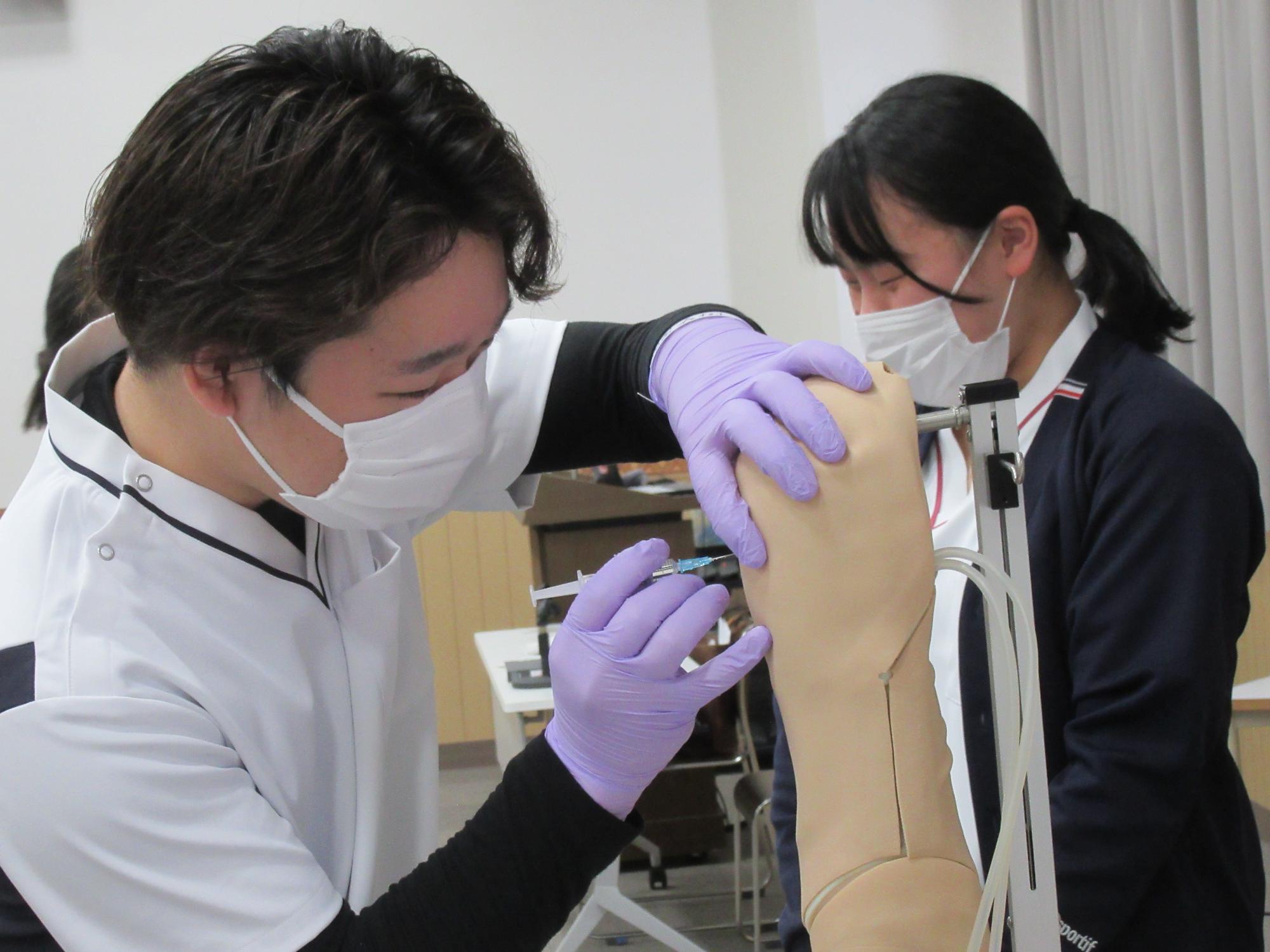 シミュレーターを用いて看護技術を学ぶ新人研修