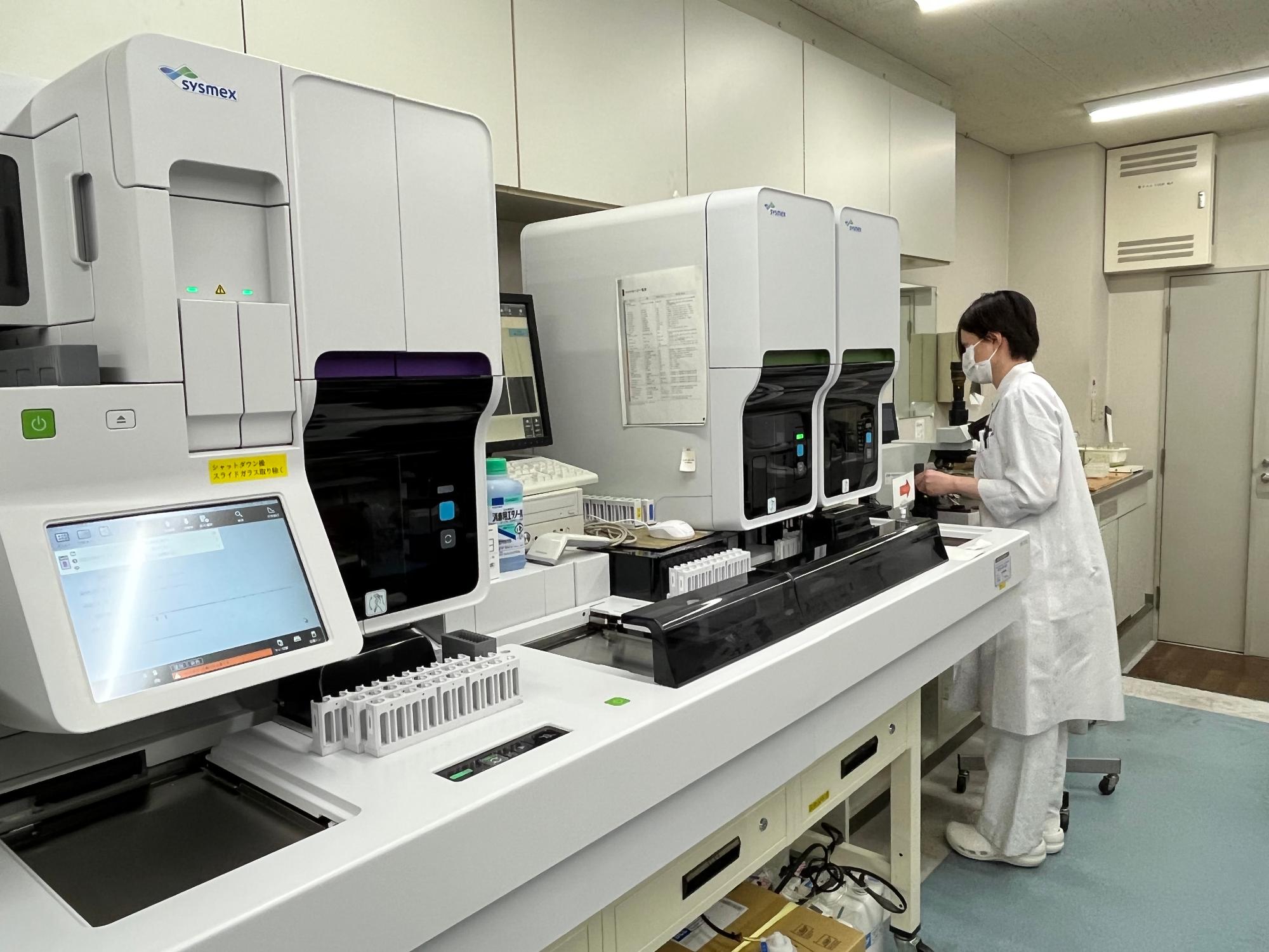 検体検査装置と検査業務の様子