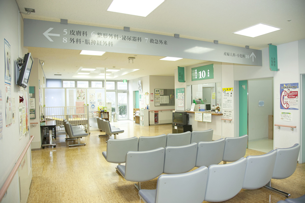 公式フロア案内に掲載された総合案内・受付前の待合空間。