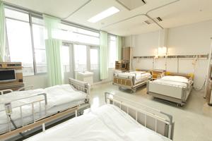 公式入院案内に掲載された複数床の病室。