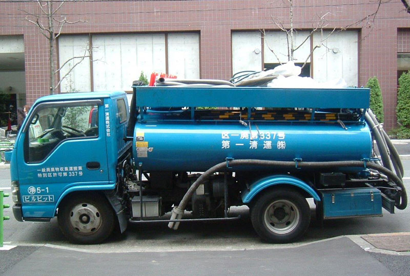 第一清運株式会社のビルピット清掃用バキュームタンク車