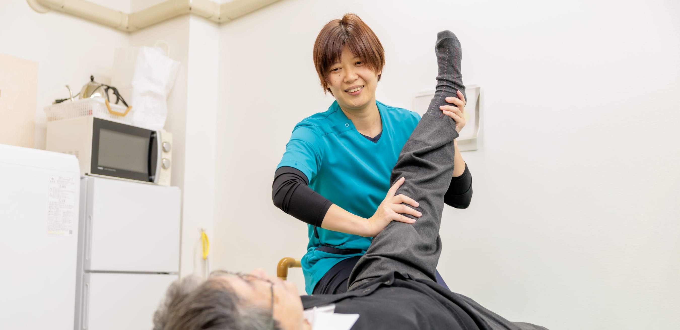 公式トップに掲載される、理学療法士がリハビリテーションを行う様子