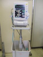 公式の医院案内に掲載された、血圧・脈拍・酸素飽和度を測定する生体モニター