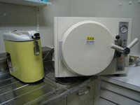公式の医院案内に掲載された、使用器具を滅菌する高圧蒸気滅菌器