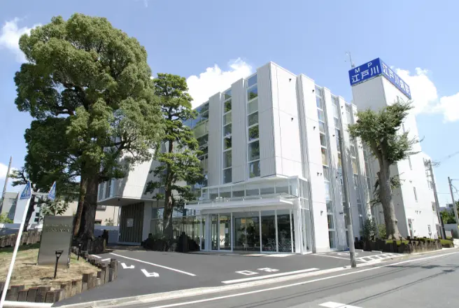 公式トップとアクセスページに掲載される外来棟メディカルプラザ江戸川の外観