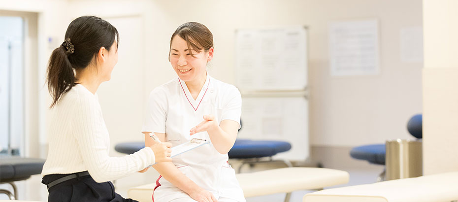 利用者と話す看護師