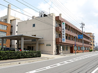 初めての方へページに掲載された松原病院の建物と正面入口