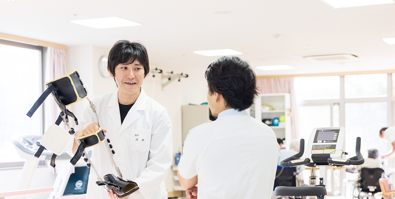 リハビリ室で患者を支援するスタッフ