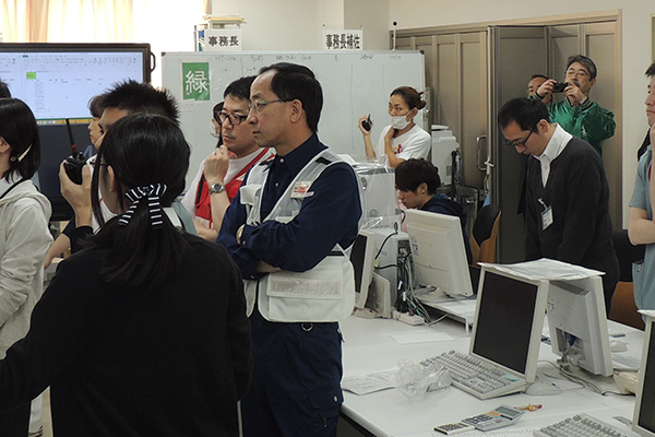 災害訓練で情報を確認する職員