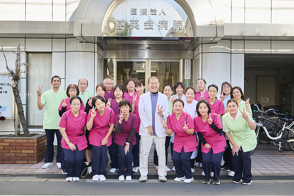 慈英会病院入口前の職員