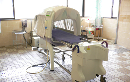 公式設備紹介の自力入浴が困難な方向けの機械入浴室