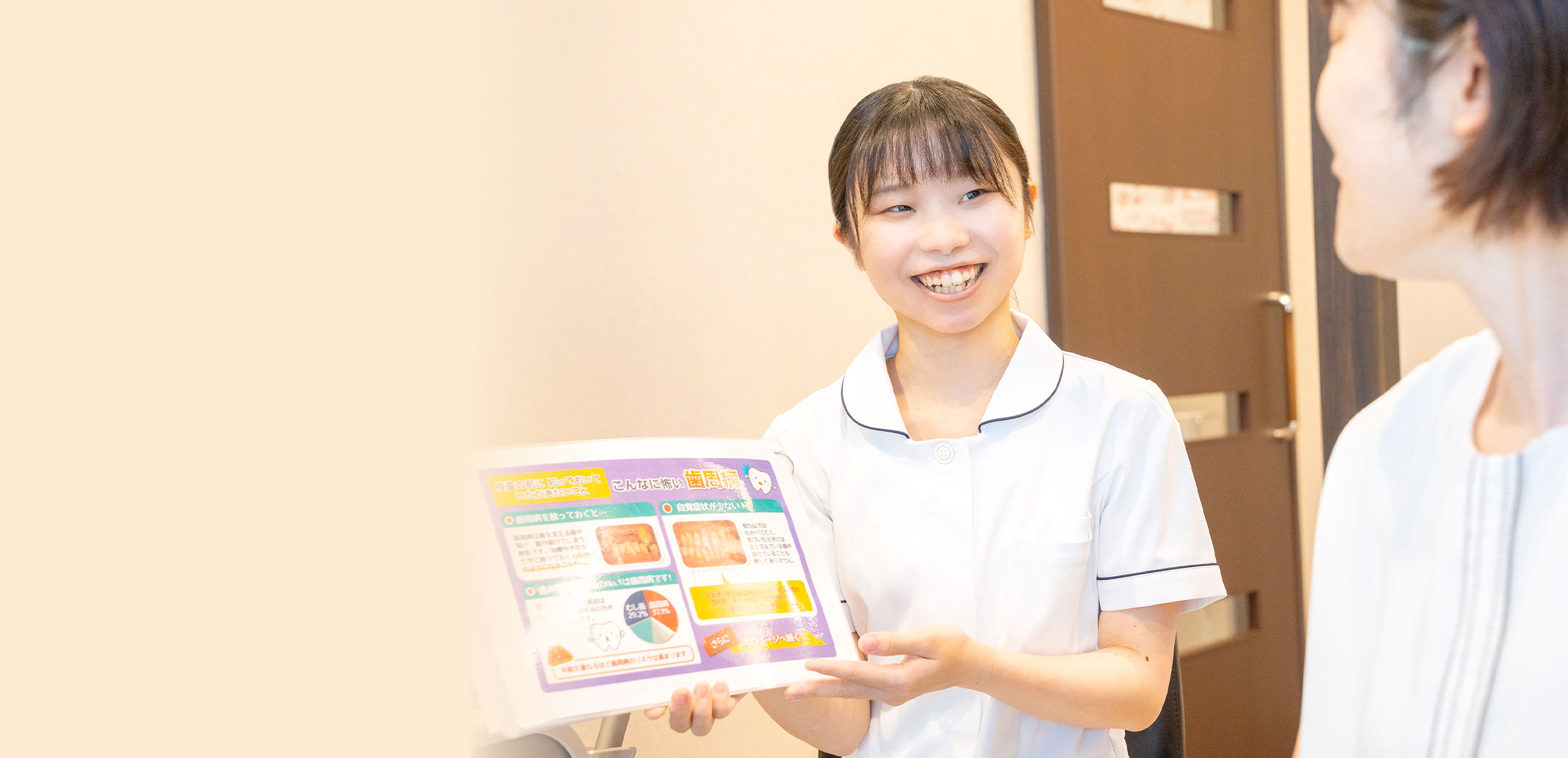 公式トップに掲載される、患者への説明の場面