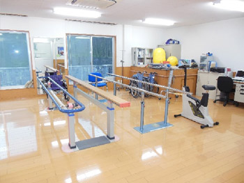 平行棒と運動器具を備えた無人のリハビリテーション室