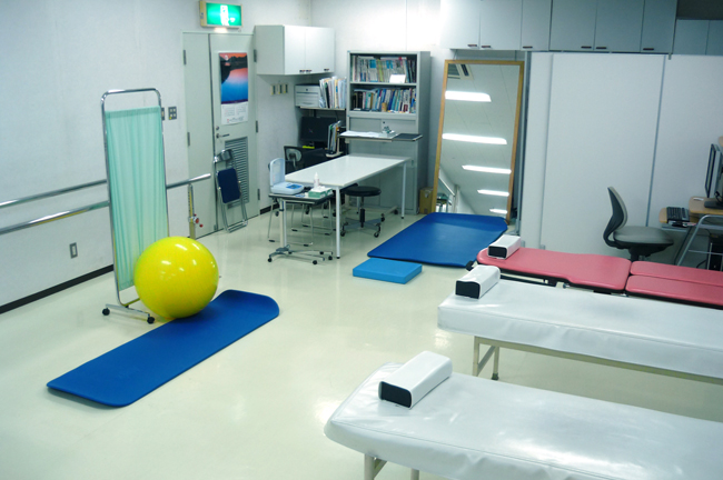 公式院内設備ページに掲載される運動療法用リハビリ室