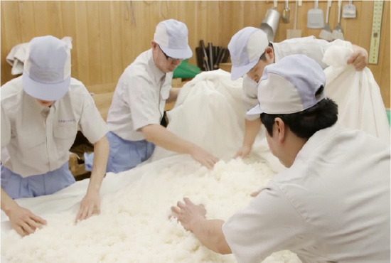 公式見学案内に掲載された麹づくりの作業