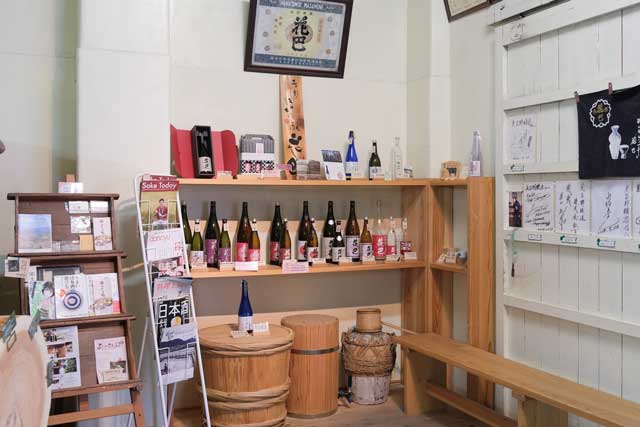 公式の酒蔵見学・直売所ページに掲載された花巴の販売棚