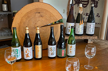 公式テイスティングルーム紹介に掲載された試飲用の酒瓶と杯