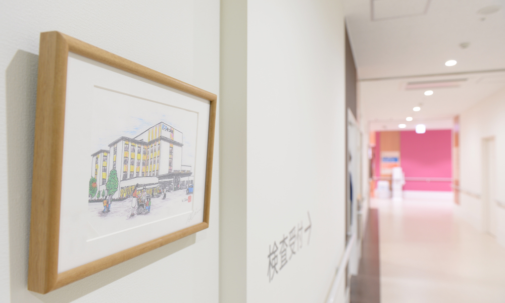 公式の共有スペース案内に掲載された、展示のある院内通路