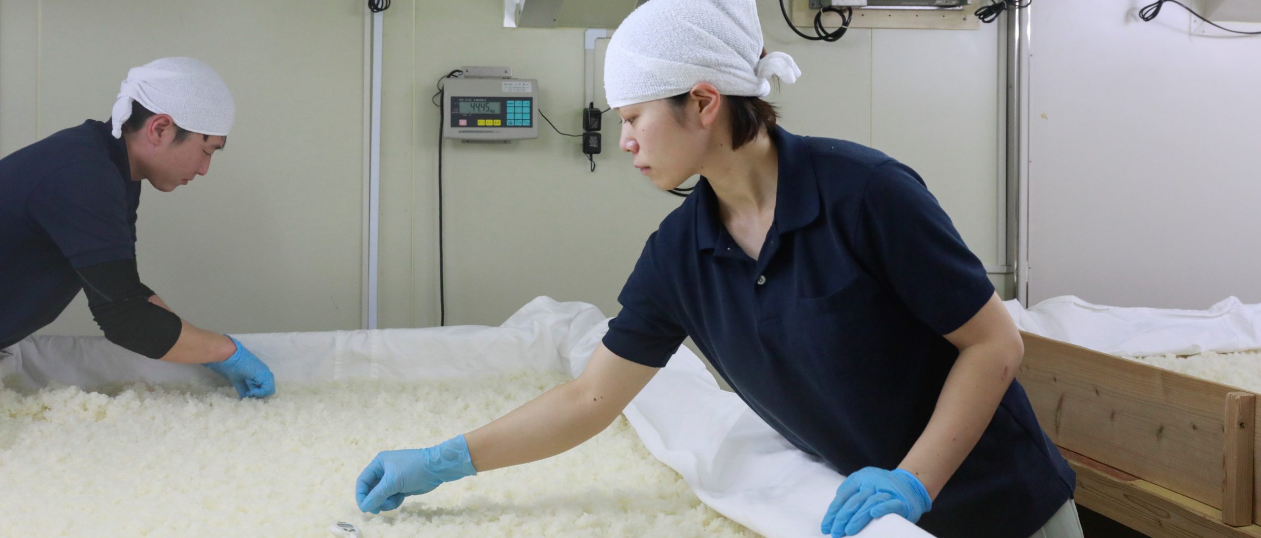公式トップ背景に掲載された麹づくりの作業