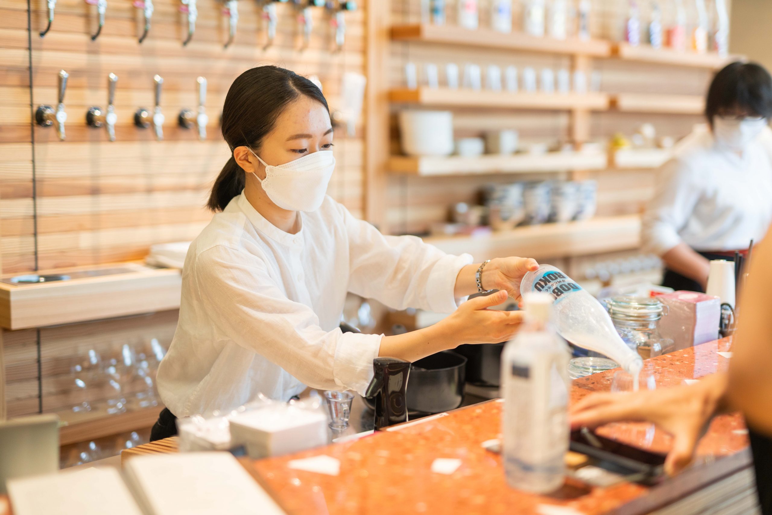 公式採用情報に掲載された醸造家の仕込み作業