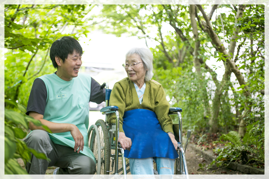公式入院案内に掲載される緑の中の散歩支援