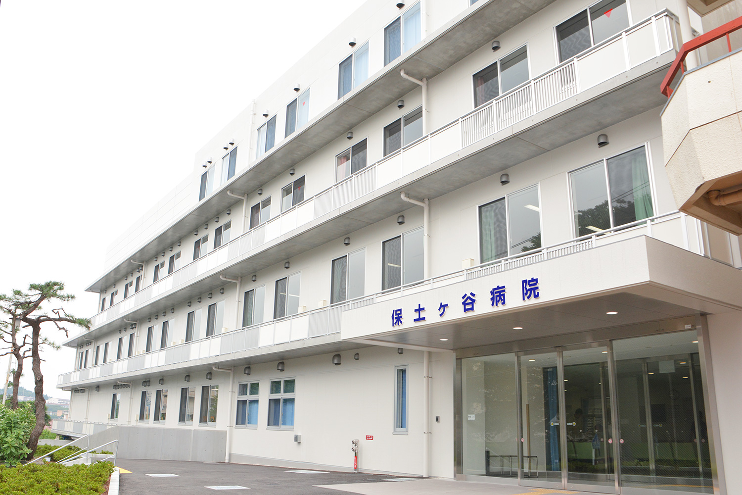 病院名表示のある保土ヶ谷病院の正面玄関