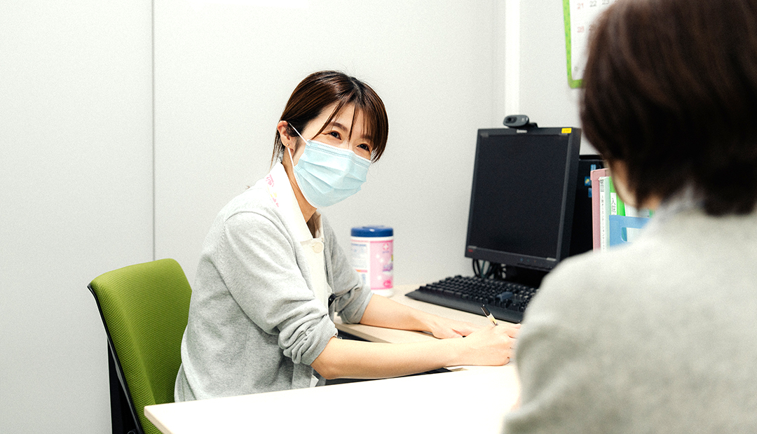 患者の話を聞く医療スタッフ