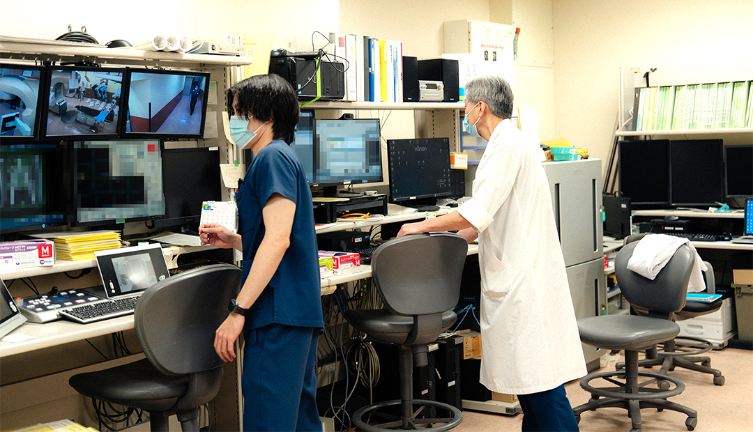 医療スタッフがモニターを確認する様子