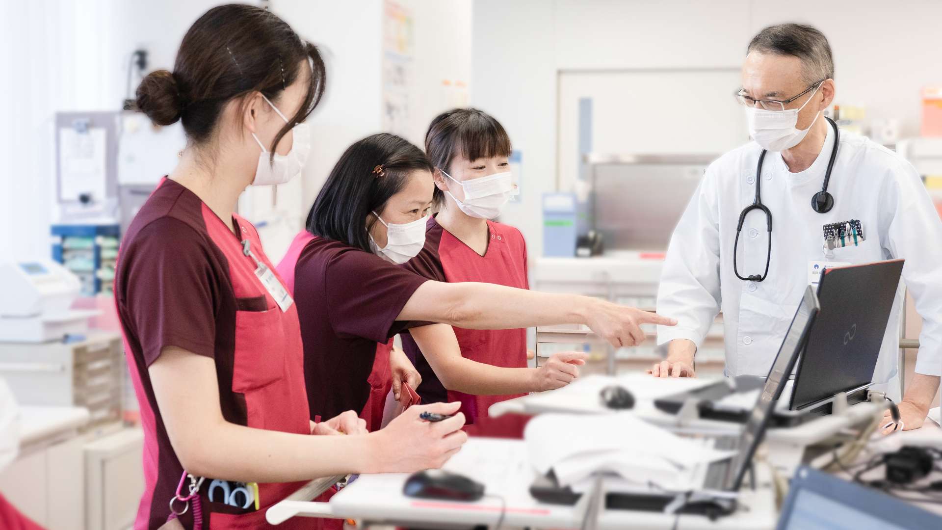 公式トップに掲載された医師と看護スタッフが院内で連携する様子