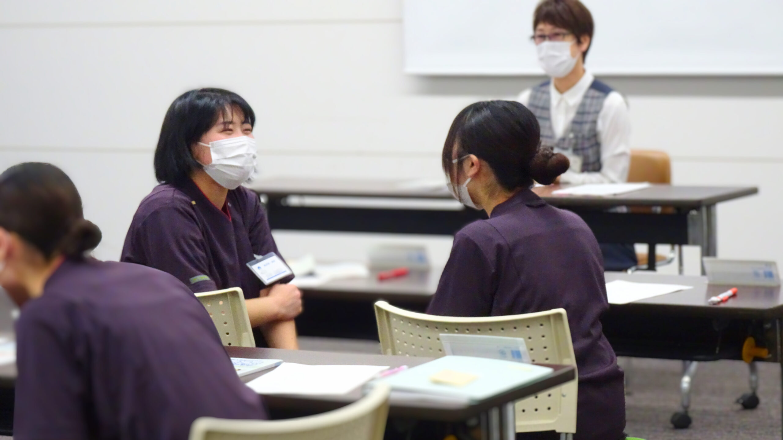 公式看護部ページに掲載されたスタッフが話し合う様子