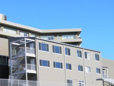 施設紹介ページに掲載された無人の病院建物外観