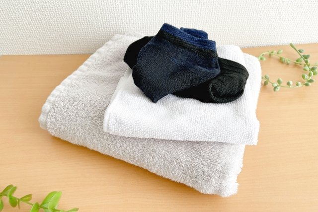医療スタッフが病室で利用者をケアする様子