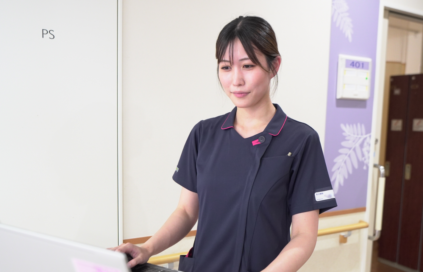 病棟で端末を操作する看護師