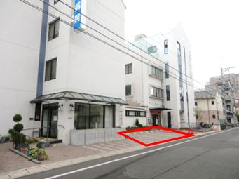 いそだ病院の建物正面、玄関、前面道路を写す公式アクセス写真