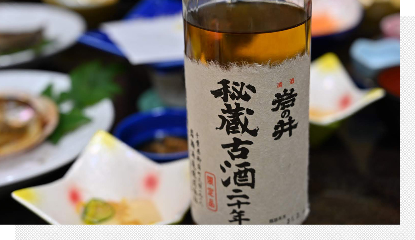 公式トップの熟成古酒紹介に用いられる酒瓶と料理