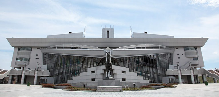 公式盛岡競馬場ガイドに掲載された、人物を含まない建物外観