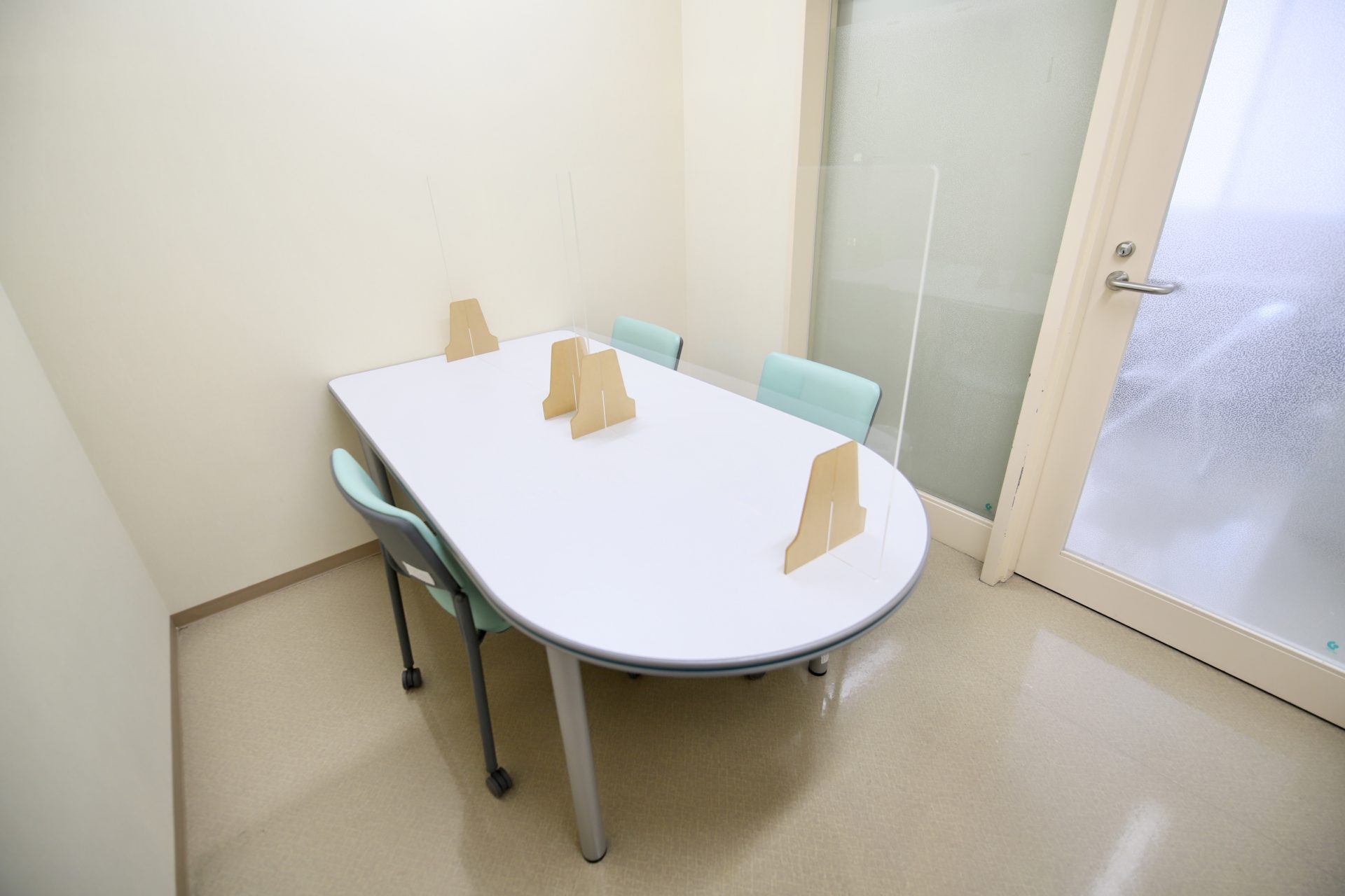 人物のいない医療相談室の面談スペース