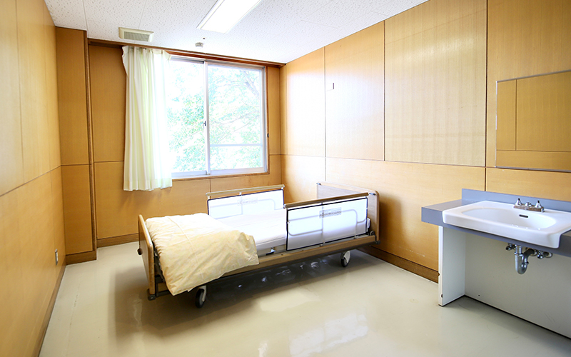 人物のいない木調の個室病室