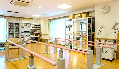 平行棒などを備えたリハビリテーション室