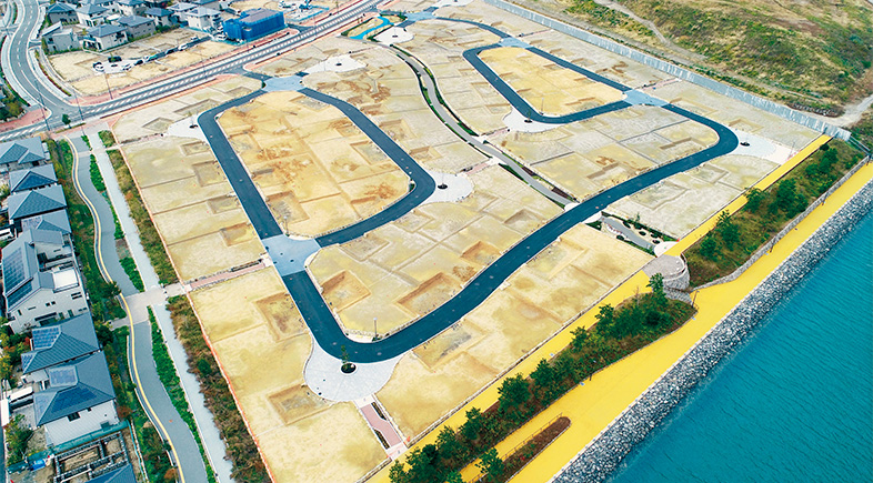 公式実績ページ掲載の人物を主題にしない造成地と道路の空撮