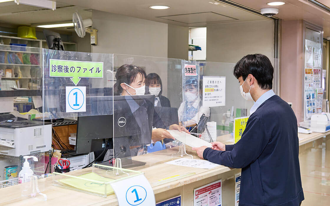 公式トップの外来案内に掲載された受付窓口