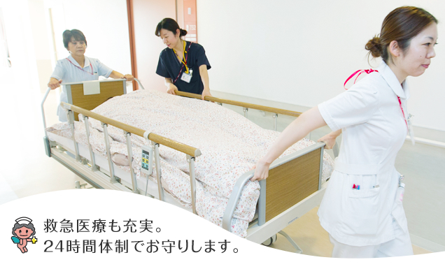病棟で患者を搬送するスタッフ