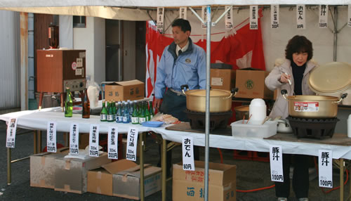 公式の第14回蔵まつり記録に掲載された、酒と料理を用意する会場
