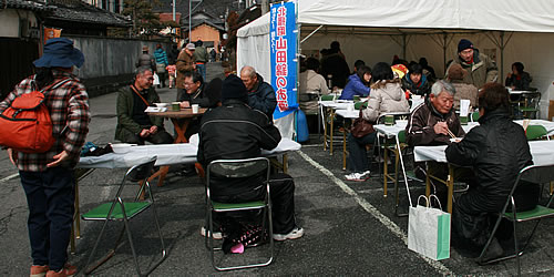 公式の第14回蔵まつり記録に掲載された、酒蔵前に集う来場者の会場