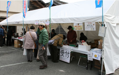 公式の第15回蔵まつり記録に掲載された、酒蔵前の受付テント