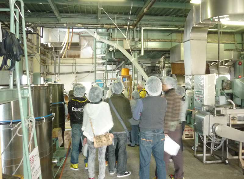 酒蔵の設備を見学する来場者