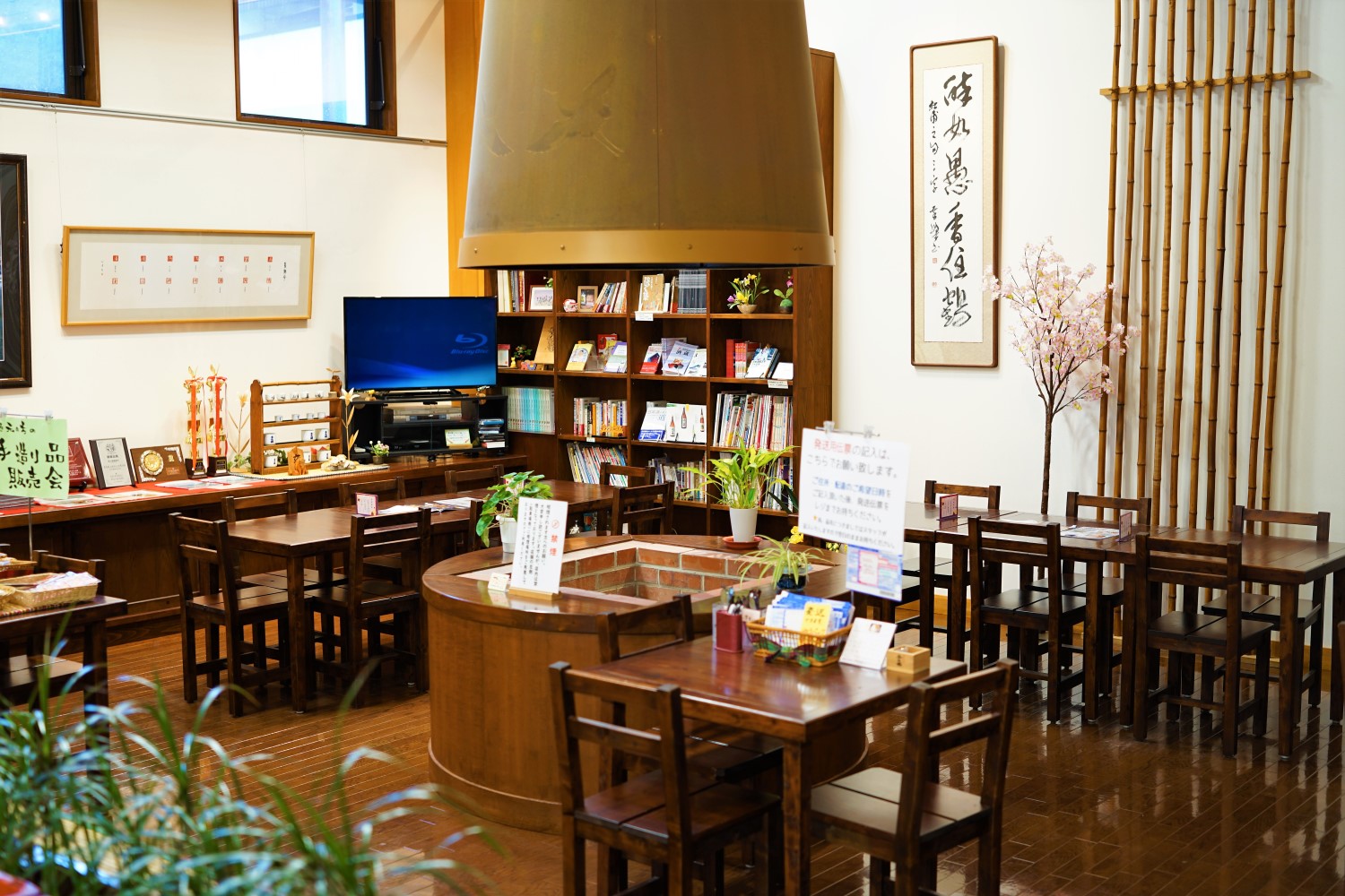 公式直売店ページに掲載された有料試飲案内のあるラウンジ