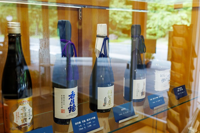 公式直売店ページに掲載された香住鶴の限定酒が並ぶ展示ケース